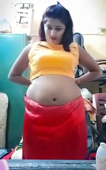 Swathi naidu saree by showing boobs,body parts and getting ready for shoot part-2