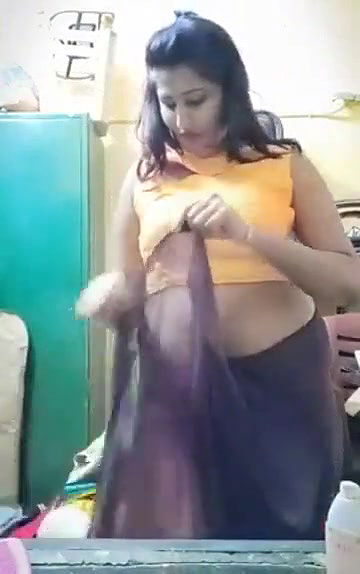 Swathi naidu saree by showing boobs,body parts and getting ready for shoot part-3
