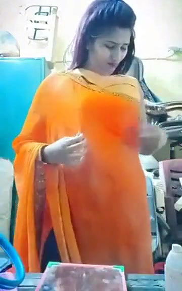 Swathi naidu saree by showing boobs,body parts and getting ready for shoot part-3