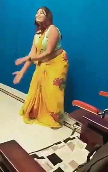 Swathi naidu sexy dance in saree