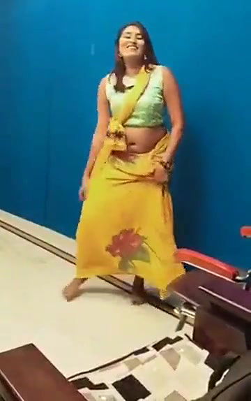 Swathi naidu sexy dance in saree
