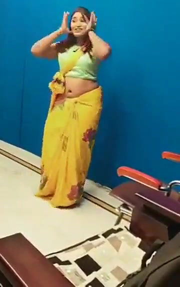 Swathi naidu sexy dance in saree