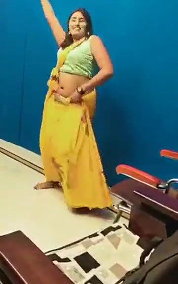 Swathi naidu sexy dance in saree