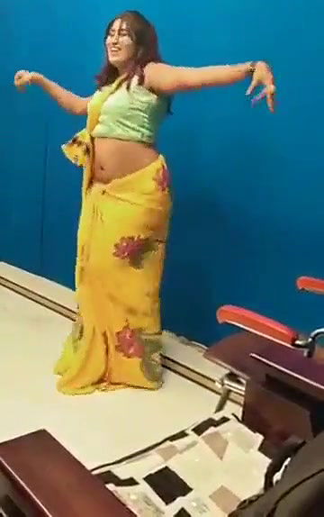 Swathi naidu sexy dance in saree