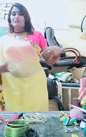 Swathi naidu sexy in yellow saree