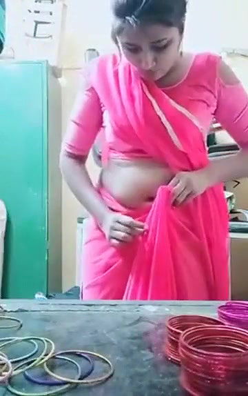 Swathi naidu sexy while dress to saree