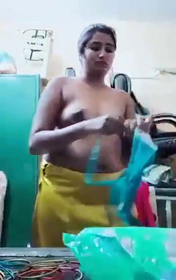 Swathi naidu showing her boobs while saree