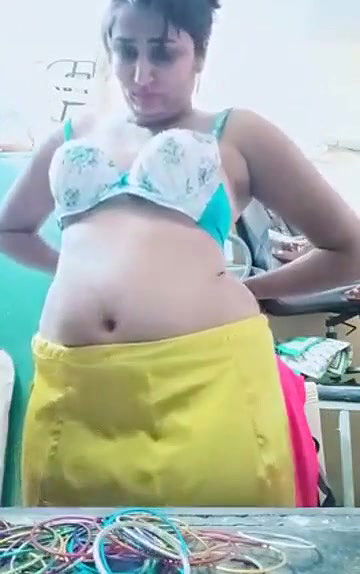 Swathi naidu showing her boobs while saree