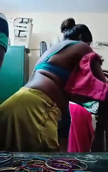 Swathi naidu showing her boobs while saree