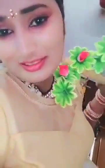 Swathi naidu showing her sexy navel in saree