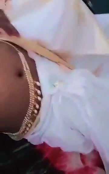 Swathi naidu showing her sexy navel in saree