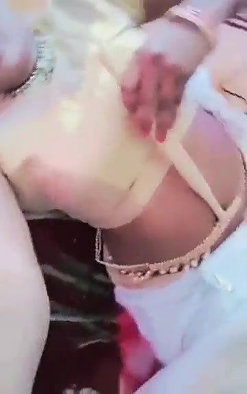 Swathi naidu showing her sexy navel in saree