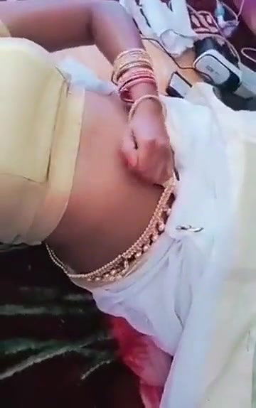Swathi naidu showing her sexy navel in saree