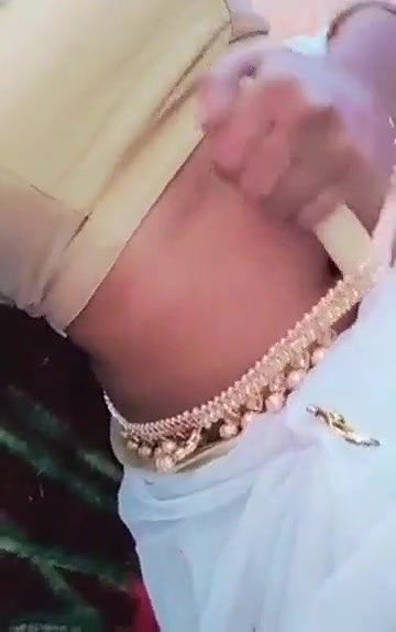 Swathi naidu showing her sexy navel in saree