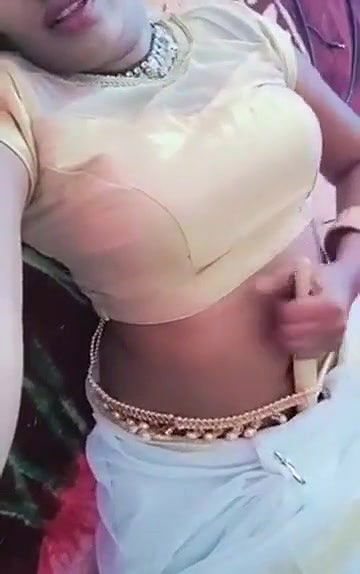 Swathi naidu showing her sexy navel in saree