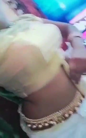 Swathi naidu showing her sexy navel in saree