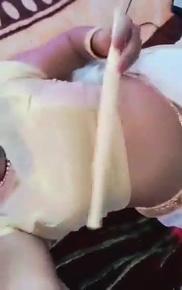 Swathi naidu showing her sexy navel in saree