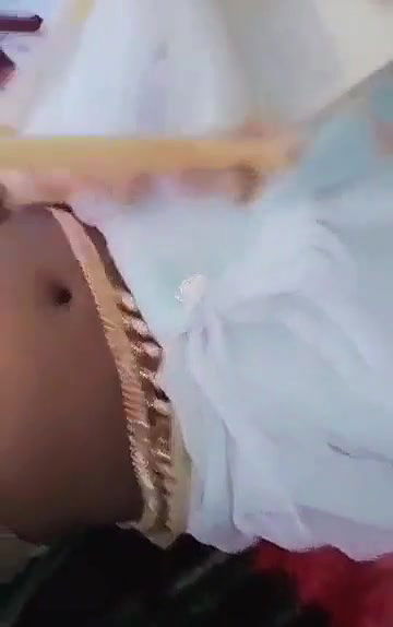 Swathi naidu showing her sexy navel in saree