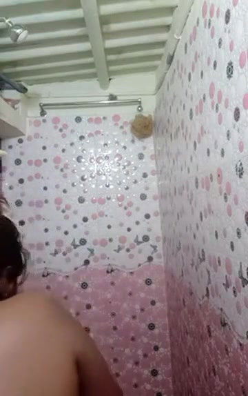 Swathinaidu romantic bath