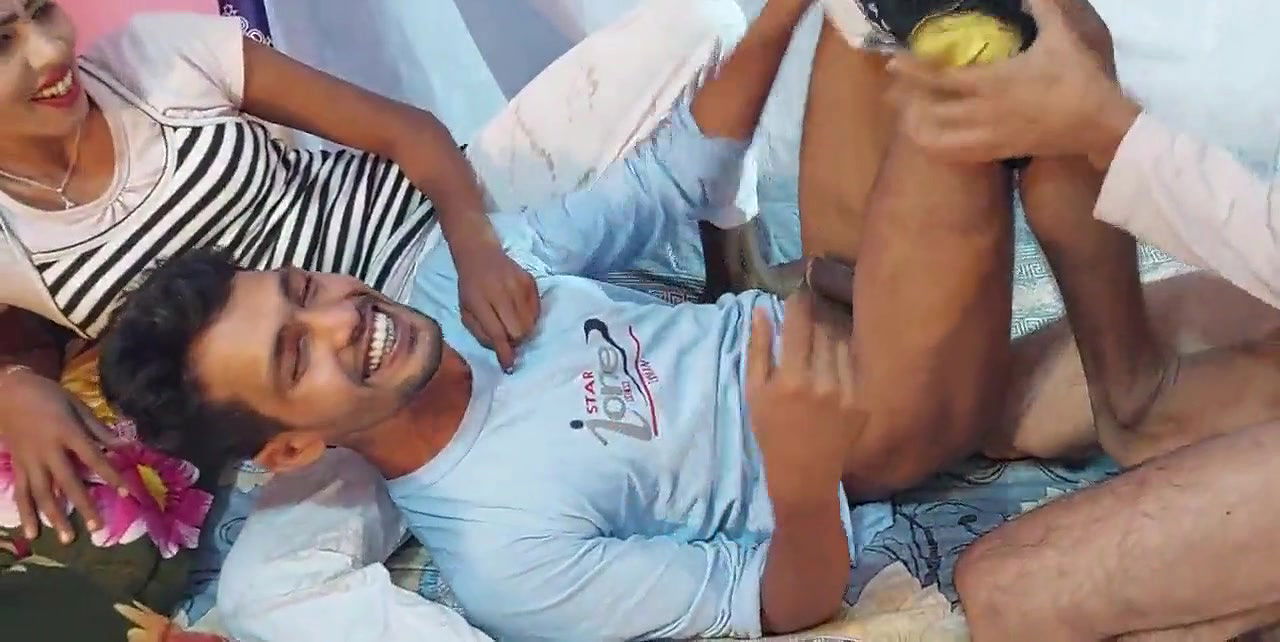 Amateur threesome Deshi woman gets her pussy licked and fucked