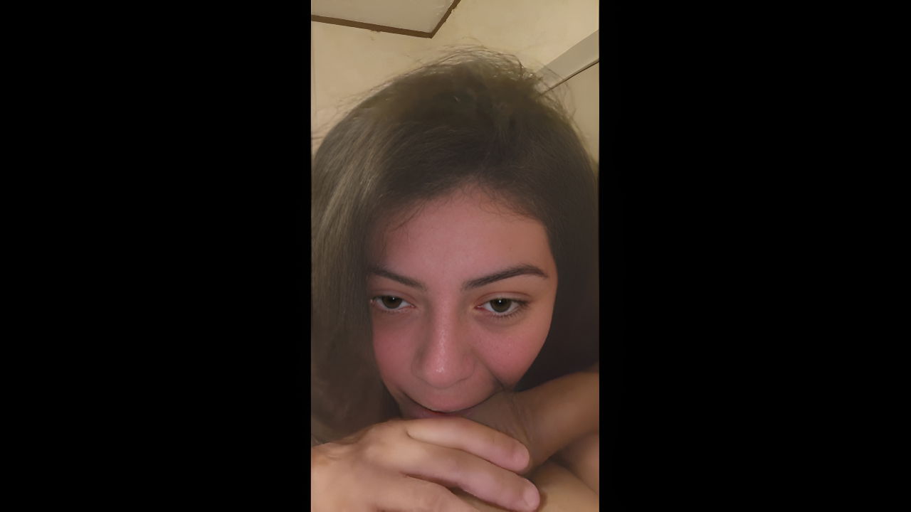 Beautiful curvy babe nicely sucking dick