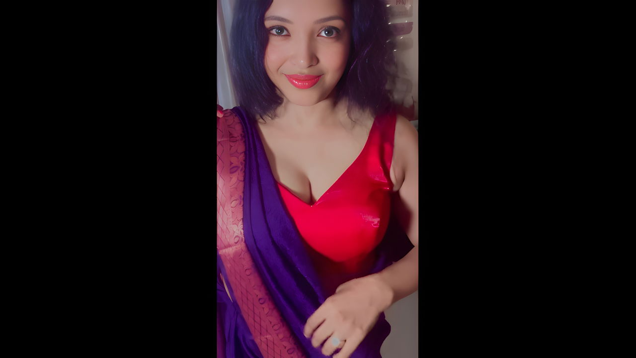 Malayalam Porn Director Lakshmi Deeptha Sexy Navel,Boobs show in pink Saree 22